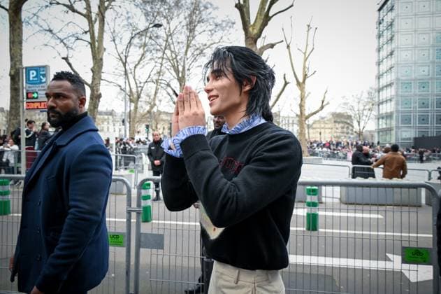 Paris Fashion Week Arrivee people au defile Valentino Arrival of celebrities at Valentino Show Fashion Week, defile Valentino pret a porter femme, Automne Hiver 2025 2026 Jeff Satur 441552 2025 03 09 France  Copyright: xBarbaraxNeymanx xStarfacex STAR_441552_056