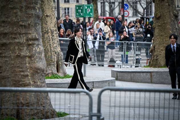 Paris Fashion Week Arrivee people au defile Valentino Arrival of celebrities at Valentino Show Fashion Week, defile Valentino pret a porter femme, Automne Hiver 2025 2026 Shumuke Michieda 441552 2025 03 09 France  Copyright: xBarbaraxNeymanx xStarfacex STAR_441552_063