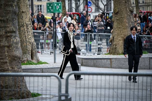 Paris Fashion Week Arrivee people au defile Valentino Arrival of celebrities at Valentino Show Fashion Week, defile Valentino pret a porter femme, Automne Hiver 2025 2026 Shumuke Michieda 441552 2025 03 09 France  Copyright: xBarbaraxNeymanx xStarfacex STAR_441552_064