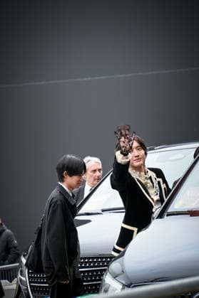 Paris Fashion Week Arrivee people au defile Valentino Arrival of celebrities at Valentino Show Fashion Week, defile Valentino pret a porter femme, Automne Hiver 2025 2026 Shumuke Michieda 441552 2025 03 09 France  Copyright: xBarbaraxNeymanx xStarfacex STAR_441552_074