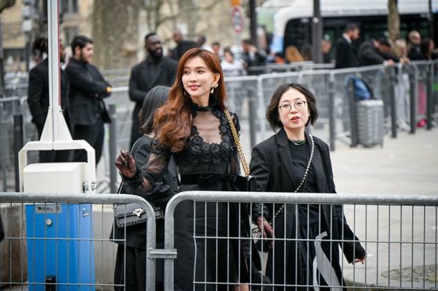 Paris Fashion Week Arrivee people au defile Valentino Arrival of celebrities at Valentino Show Fashion Week, defile Valentino pret a porter femme, Automne Hiver 2025 2026 Lin Chi ling 441552 2025 03 09 France  Copyright: xBarbaraxNeymanx xStarfacex STAR_441552_077