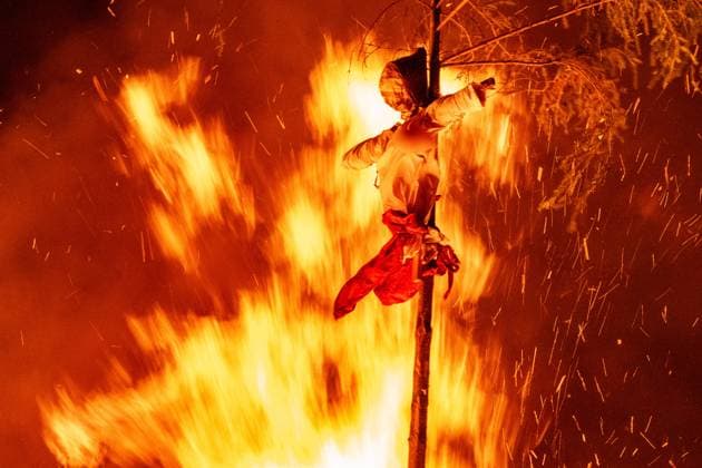 News Themen der Woche KW10 News Bilder des Tages Funkenfeuer Am ersten Sonntag nach Aschermittwoch brennen im Allgäu die Funkenfeuer. Sie sollen den Winter vertreiben und böse Geister abwehren. So zumindest eine Deutung des Brauchs. Die Funken sollen aber auch schon aus der Keltenzeit stammen und ein Fruchtbarkeitsritual darstellen. Bolsterlang Bayern Deutschland Allgäu *** Spark fires On the first Sunday after Ash Wednesday, the spark fires burn in the Allgäu They are supposed to drive away the winter and ward off evil spirits - at least thats one interpretation of the custom The sparks are also said to date back to Celtic times and represent a fertility ritual Bolsterlang Bavaria Germany Allgäu