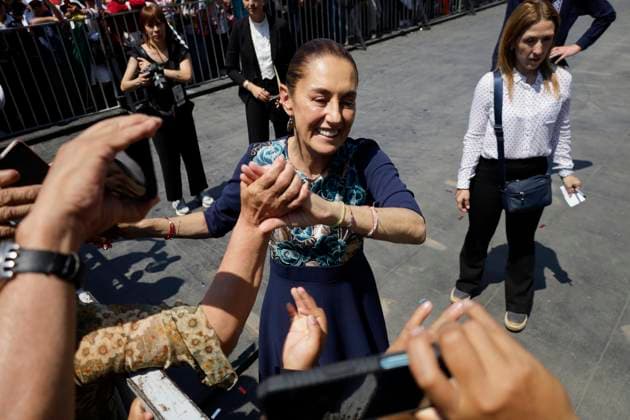 Claudia Sheinbaum, President Of Mexico, Offered A Message At The Zocalo In Mexico City, Where She Presented A Strategy To Strengthen The Economy With The United States Claudia Sheinbaum, president of Mexico, greets her followers during a message she gives at the Zocalo in Mexico City, Mexico, on March 9, 2025, where she presents a strategy to strengthen the economy with the United States after the pause in tariffs that she agrees with the government of her counterpart Donald Trump. Mexico City Mexico City Mexico  Copyright: xGerardoxVieyrax originalFilename: vieyra-notitle250309_npKWa.jpg