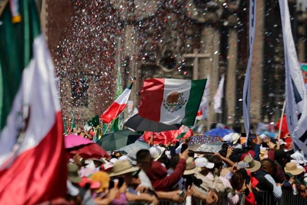 Claudia Sheinbaum, President Of Mexico, Offered A Message At The Zocalo In Mexico City, Where She Presented A Strategy To Strengthen The Economy With The United States Thousands of people accompany Claudia Sheinbaum, president of Mexico, in the Zocalo of Mexico City, Mexico, on March 9, 2025, where the president offers a message and presents a strategy to strengthen the economy with the United States after the pause in tariffs that she agrees with the government of her counterpart Donald Trump. Mexico City Mexico City Mexico  Copyright: xGerardoxVieyrax originalFilename: vieyra-notitle250309_npQf8.jpg