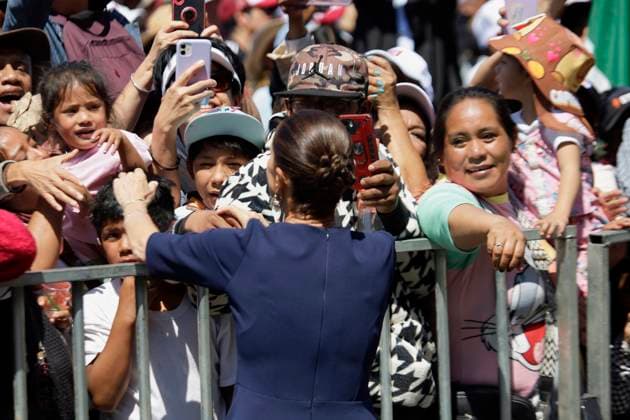 Claudia Sheinbaum, President Of Mexico, Offered A Message At The Zocalo In Mexico City, Where She Presented A Strategy To Strengthen The Economy With The United States Claudia Sheinbaum, president of Mexico, greets her followers during a message she gives at the Zocalo in Mexico City, Mexico, on March 9, 2025, where she presents a strategy to strengthen the economy with the United States after the pause in tariffs that she agrees with the government of her counterpart Donald Trump. Mexico City Mexico City Mexico  Copyright: xGerardoxVieyrax originalFilename: vieyra-notitle250309_nprwt.jpg