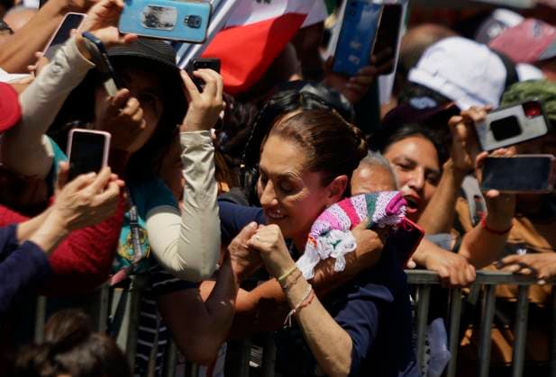 Claudia Sheinbaum, President Of Mexico, Offered A Message At The Zocalo In Mexico City, Where She Presented A Strategy To Strengthen The Economy With The United States Claudia Sheinbaum, president of Mexico, greets her followers during a message she gives at the Zocalo in Mexico City, Mexico, on March 9, 2025, where she presents a strategy to strengthen the economy with the United States after the pause in tariffs that she agrees with the government of her counterpart Donald Trump. Mexico City Mexico City Mexico  Copyright: xGerardoxVieyrax originalFilename: vieyra-notitle250309_npt2N.jpg
