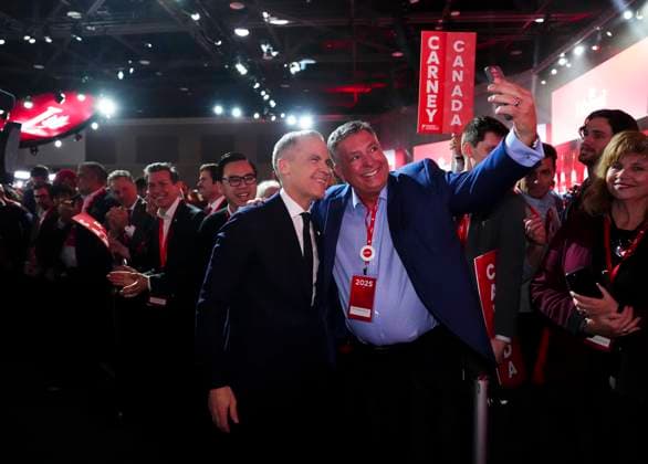 Kanada, Mark Carney wird neuer Premierminister, Archivbilder March 9, 2025, Ottawa, Ontario, Canada: Liberal Party of Canada Leader Mark Carney takes a selfie with Liberal MP Charles Sousa after being declared winner at the Liberal leadership announcement event in Ottawa, Sunday, March 9, 2025. Ottawa Canada  - ZUMAc35_ 20250309_zaf_c35_217 Copyright: xSeanxKilpatrickx