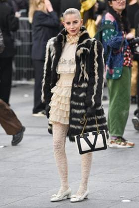 Entertainment Bilder des Tages PFW Valentino Arrivals Caroline Daur attending the Valentino Womenswear Fall Winter 2025-2026 show as part of Paris Fashion Week in Paris, France on March 09, 2025. Photo by Aurore Marechal ABACAPRESS.COM Paris France  Copyright: xMarechalxAurore ABACAx