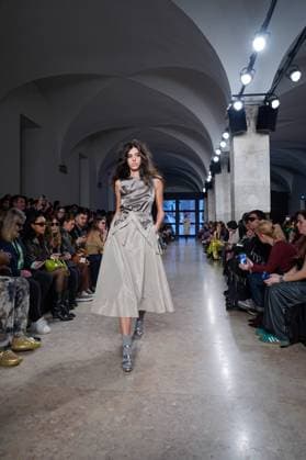 Lisbon Fashion Week in Lisboa, Portugal - 09 Mar 2025 A model walks the runway during Nuno Baltazar fashion show at ModaLisboa Capital, Lisbon Fashion Week in Lisboa. Lisbon Portugal Copyright: xBrunoxdexCarvalhox xSOPAxImagesx brunodecarvalho_mlxcapital-3079