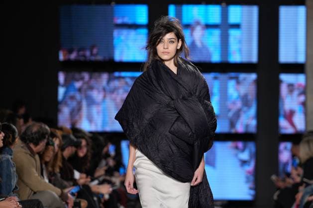 Lisbon Fashion Week in Lisboa, Portugal - 09 Mar 2025 A model walks the runway during Nuno Baltazar fashion show at ModaLisboa Capital, Lisbon Fashion Week in Lisboa. Lisbon Portugal Copyright: xBrunoxdexCarvalhox xSOPAxImagesx brunodecarvalho_mlxcapital-3252