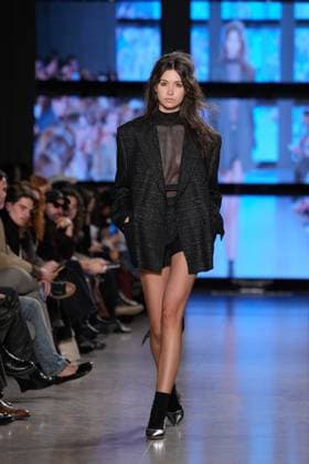 Lisbon Fashion Week in Lisboa, Portugal - 09 Mar 2025 A model walks the runway during Nuno Baltazar fashion show at ModaLisboa Capital, Lisbon Fashion Week in Lisboa. Lisbon Portugal Copyright: xBrunoxdexCarvalhox xSOPAxImagesx brunodecarvalho_mlxcapital-3346