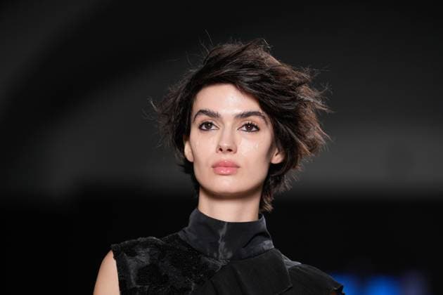 Lisbon Fashion Week in Lisboa, Portugal - 09 Mar 2025 A model walks the runway during Nuno Baltazar fashion show at ModaLisboa Capital, Lisbon Fashion Week in Lisboa. Lisbon Portugal Copyright: xBrunoxdexCarvalhox xSOPAxImagesx brunodecarvalho_mlxcapital-3442