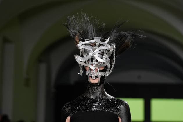 Lisbon Fashion Week in Lisboa, Portugal - 09 Mar 2025 A model walks the runway during Valentim Quaresma fashion show at ModaLisboa Capital, Lisbon Fashion Week in Lisboa. Lisbon Portugal Copyright: xBrunoxdexCarvalhox xSOPAxImagesx brunodecarvalho_mlxcapital-3849