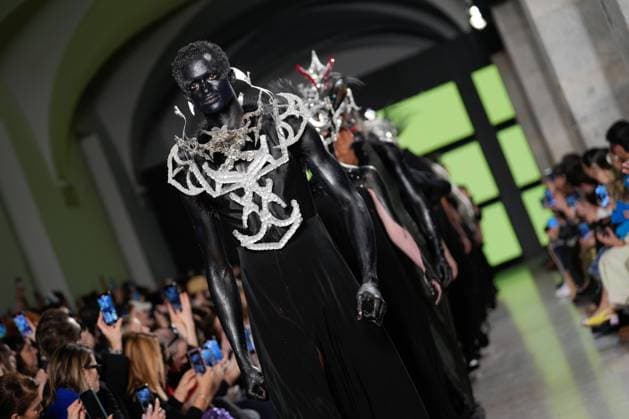 Lisbon Fashion Week in Lisboa, Portugal - 09 Mar 2025 A model walks the runway during Valentim Quaresma fashion show at ModaLisboa Capital, Lisbon Fashion Week in Lisboa. Lisbon Portugal Copyright: xBrunoxdexCarvalhox xSOPAxImagesx brunodecarvalho_mlxcapital-3871
