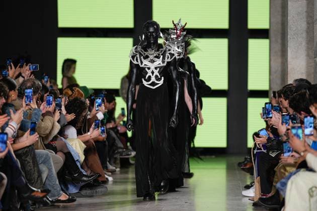 Lisbon Fashion Week in Lisboa, Portugal - 09 Mar 2025 A model walks the runway during Valentim Quaresma fashion show at ModaLisboa Capital, Lisbon Fashion Week in Lisboa. Lisbon Portugal Copyright: xBrunoxdexCarvalhox xSOPAxImagesx brunodecarvalho_mlxcapital-3909