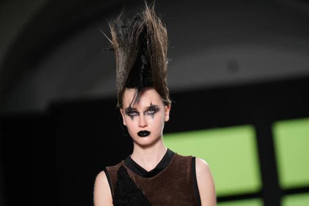 Lisbon Fashion Week in Lisboa, Portugal - 09 Mar 2025 A model walks the runway during Valentim Quaresma fashion show at ModaLisboa Capital, Lisbon Fashion Week in Lisboa. Lisbon Portugal Copyright: xBrunoxdexCarvalhox xSOPAxImagesx brunodecarvalho_mlxcapital-3955