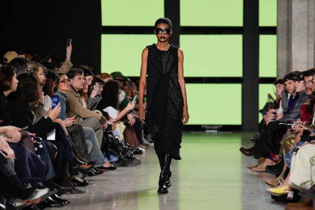 Lisbon Fashion Week in Lisboa, Portugal - 09 Mar 2025 A model walks the runway during Valentim Quaresma fashion show at ModaLisboa Capital, Lisbon Fashion Week in Lisboa. Lisbon Portugal Copyright: xBrunoxdexCarvalhox xSOPAxImagesx brunodecarvalho_mlxcapital-3984