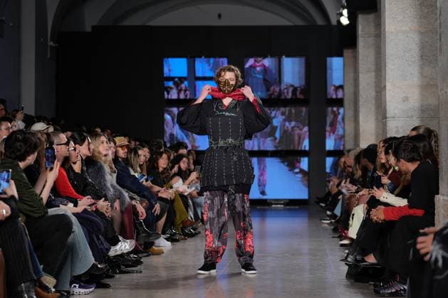 Lisbon Fashion Week in Lisboa, Portugal - 09 Mar 2025 A model walks the runway during Duartehajime fashion show at ModaLisboa Capital, Lisbon Fashion Week in Lisboa. Lisbon Portugal Copyright: xBrunoxdexCarvalhox xSOPAxImagesx brunodecarvalho_mlxcapital-4223