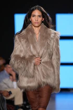 Lisbon Fashion Week in Lisboa, Portugal - 09 Mar 2025 A model walks the runway during Goncalo Peixoto fashion show at ModaLisboa Capital, Lisbon Fashion Week in Lisboa. Lisbon Portugal Copyright: xBrunoxdexCarvalhox xSOPAxImagesx brunodecarvalho_mlxcapital-4786