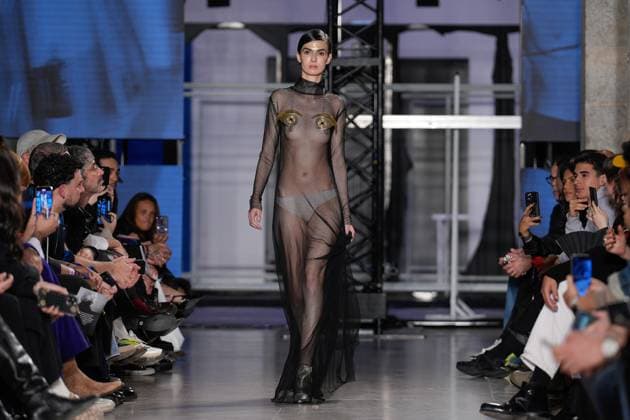 Lisbon Fashion Week in Lisboa, Portugal - 09 Mar 2025 A model walks the runway during Dino Alves fashion show at ModaLisboa Capital, Lisbon Fashion Week in Lisboa. Lisbon Portugal Copyright: xBrunoxdexCarvalhox xSOPAxImagesx brunodecarvalho_mlxcapital-5252
