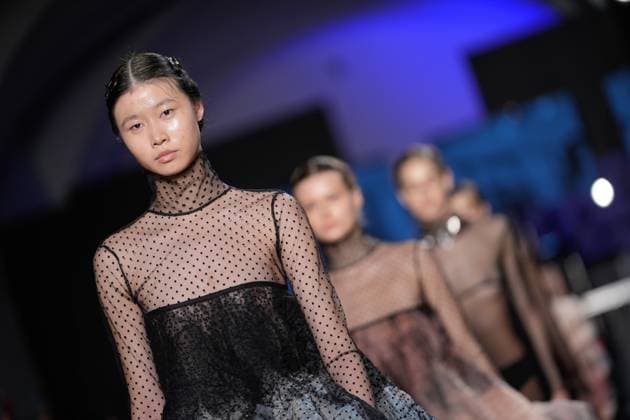 Lisbon Fashion Week in Lisboa, Portugal - 09 Mar 2025 A model walks the runway during Dino Alves fashion show at ModaLisboa Capital, Lisbon Fashion Week in Lisboa. Lisbon Portugal Copyright: xBrunoxdexCarvalhox xSOPAxImagesx brunodecarvalho_mlxcapital-5283