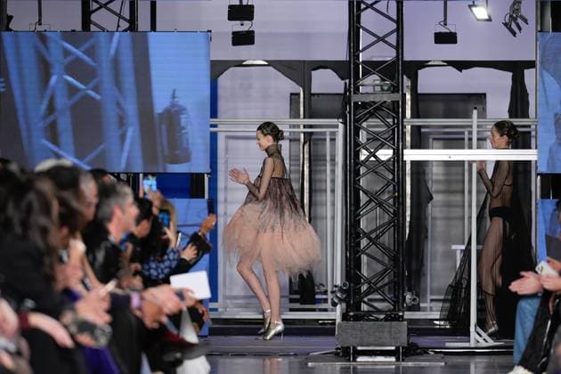 Lisbon Fashion Week in Lisboa, Portugal - 09 Mar 2025 A model walks the runway during Dino Alves fashion show at ModaLisboa Capital, Lisbon Fashion Week in Lisboa. Lisbon Portugal Copyright: xBrunoxdexCarvalhox xSOPAxImagesx brunodecarvalho_mlxcapital-5447