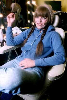 MARY HARTMAN, MARY HARTMAN, Louise Lasser, in the makeup room (1976), 1976-1977. ph: John G. Zimmerman Archive courtesy Everett Collection **HIGHER RATES APPLY**TSDMAHA EC016 PUBLICATIONXNOTxINxCANxCHNxFRAxITAxJPNxNORxPOLxRUSxESPxUKxUSA Copyright: xx TSDMAHA EC016 TSDMAHA_EC016_H