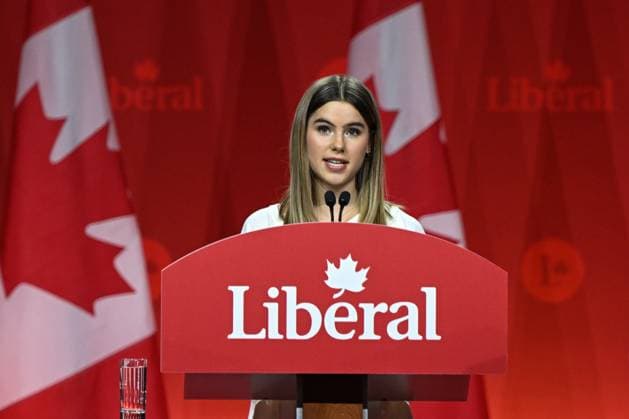Kanada, Mark Carney wird neuer Premierminister, Archivbilder 2025 Liberal Leadership Election Results Announcement In Ottawa OTTAWA, CANADA MARCH 9: Cleo Carney, daughter of Mark Carney, the newly elected leader of the Liberal Party of Canada, proudly introduces her father to cheering supporters after the official declaration of the 2025 Liberal Leadership race results at Rogers Centre in Ottawa, Ontario, Canada, on March 9, 2025. Ottawa Canada Copyright: xArturxWidakx originalFilename: widak-2025libe250309_npenJ.jpg