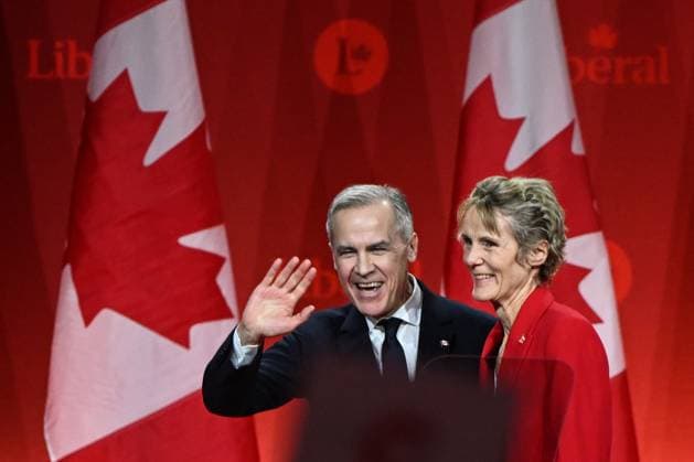 Kanada, Mark Carney wird neuer Premierminister, Archivbilder News Bilder des Tages 2025 Liberal Leadership Election Results Announcement In Ottawa OTTAWA, CANADA MARCH 9: Mark Carney, newly elected as leader of the Liberal Party of Canada, stands alongside his wife, Diana Carney, after delivering his victory speech following the official announcement of the 2025 Liberal Leadership race results at Rogers Centre in Ottawa, Ontario, Canada, on March 9, 2025. Ottawa Canada Copyright: xArturxWidakx originalFilename: widak-2025libe250309_npntE.jpg