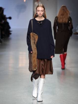 PFW - Niccolo Pasqualetti Runway A model walks the runway during the Niccolo Pasqualetti Womenswear Fall Winter 2025-2026 show as part of Paris Fashion Week at Palais De Tokyo on March 09, 2025 in Paris, France. Photo by Alain-gil Gonzalez ABACAPRESS.COM Paris France  Copyright: xGonzalezxAlain-Gil ABACAx