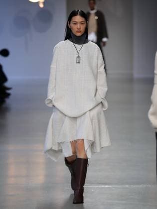 PFW - Niccolo Pasqualetti Runway A model walks the runway during the Niccolo Pasqualetti Womenswear Fall Winter 2025-2026 show as part of Paris Fashion Week at Palais De Tokyo on March 09, 2025 in Paris, France. Photo by Alain-gil Gonzalez ABACAPRESS.COM Paris France  Copyright: xGonzalezxAlain-Gil ABACAx