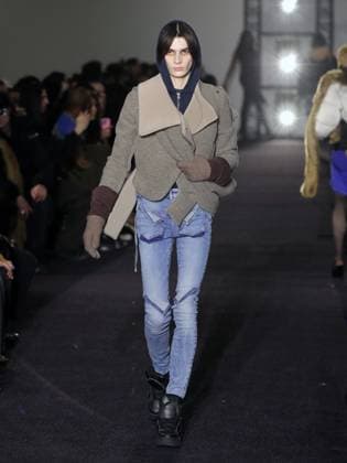 PFW - Ottolinger Runway A model walks the runway during the Ottolinger Womenswear Fall Winter 2025-2026 show as part of Paris Fashion Week at 13 rue de Santeuil on March 09, 2025 in Paris, France. Photo by Alain-gil Gonzalez ABACAPRESS.COM Paris France  Copyright: xGonzalezxAlain-Gil ABACAx