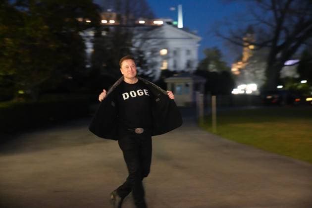 Entertainment Themen der Woche KW10 March 9, 2025, Washington, District of Columbia, USA: ELON MUSK shows off his shirt after he returns to the White House on Marine One with President Donald Trump. Washington USA - ZUMAl312 20250309_znp_l312_042 Copyright: xAndrewxLeydenx