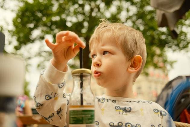 Creative Highlights Symbolfotos Little boy playing with straw in gouda, netherlands Gouda, South Holland, Netherlands CR_OSBJ250212-1524722-01 ,model released, Symbolfoto
