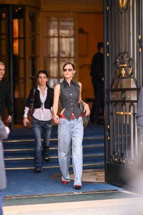 Bella Hadid à la sortie de lhôtel Ritz Paris en marge de la Fashion Weeek de Paris PFW Bella Hadid à la sortie de lhôtel Ritz Paris en marge de la Fashion Weeek de Paris PFW , in Paris, France, on March 10, 2025 Pierre Perusseau Bestimage Bella Hadid leaves the Ritz Paris hotel on the sidelines of Paris Fashion Week PFW , in Paris, France, on March 10, 2025 Paris France  Copyright: xPerusseaux-xDaxSilvax xBestimagexPerusseaux-xDaxSilvax xBestimagex