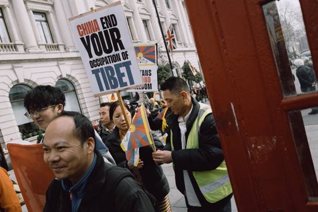 Bilder des Jahres 2025, News 03 März News Themen der Woche KW11 News Bilder des Tages Tibetan independence protest in London Protesters gather outside Downing Street and march to the Chinese embassy to mark the 66th anniversary of the Tibetan National Uprising, demanding freedom for Tibet and an end to Chinese government repression. Organised by Free Tibet, the demonstration highlights ongoing human rights abuses, cultural suppression, and the call for self-determination. Activists chant slogans, wave Tibetan flags, and urge the UK government to take a stronger stance against China™s policies in Tibet. London England UK Copyright: xx