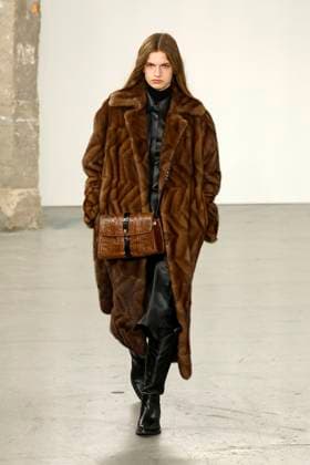 Gabriela Hearst Ready to Wear Fall Winter 2025 - Paris, March 2025 Gabriela Hearst Ready to Wear Fall Winter 2025 - Paris, March 2025, Credit:Zeppelin Avalon  Copyright: xZeppelinx xAvalonx 0974328155