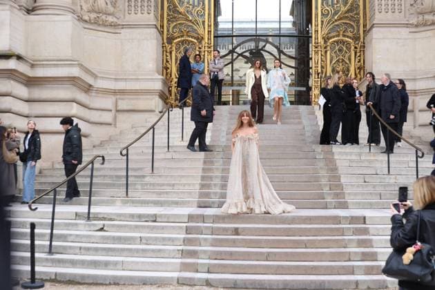 Arrivals at the Zimmermann Fashion Collection Ready to Wear Fall Winter 2025 2026 show during Paris Fashion Week PFW Guest aux arrivées au défilé Zimmermann Mode Collection Prêt à Porter Automne Hiver 2025 2026 lors de la Fashion Week de Paris PFW , à Paris, France, le 10 mùars 2025 Denis Guignebourg Bestimage Aarrivals at the Zimmermann Fashion Collection Ready to Wear Fall Winter 2025 2026 show during Paris Fashion Week PFW , in Paris, France, on March 10, 2025 Paris France  Copyright: xDenisxGuignebourgx xBestimagexDenisxGuignebourgx xBestimagex