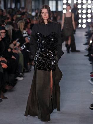 PFW - Sacai Runway Model walks the runway at the Sacai Fashion show during the Paris Fashion Week on March 10, 2025 in Paris, France. Photo by Alain-Gil Gonzalez ABACAPRESS.COM Paris France  Copyright: xGonzalezxAlain-Gil ABACAx