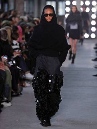 PFW - Sacai Runway Model walks the runway at the Sacai Fashion show during the Paris Fashion Week on March 10, 2025 in Paris, France. Photo by Alain-Gil Gonzalez ABACAPRESS.COM Paris France  Copyright: xGonzalezxAlain-Gil ABACAx