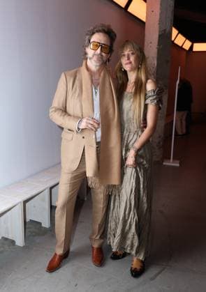 Chris et Camille Robinson au front row du défilé Gabriela Hearst Mode Collection Prêt à Porter Automne Hiver 2025 2026 lors de la Fashion Week de Paris PFW au Palais De Tokyo, à Paris, France, le 10 mars 2025 Denis Guignebourg Bestimage Celebs attend the Gabriela Hearst Womenswear Fall Winter 2025 2026 show as part of Paris Fashion Week at Palais De Tokyo on March 10, 2025 in Paris, France unknown  Copyright: xDenisxGuignebourgx xBestimagexDenisxGuignebourgx xBestimagex
