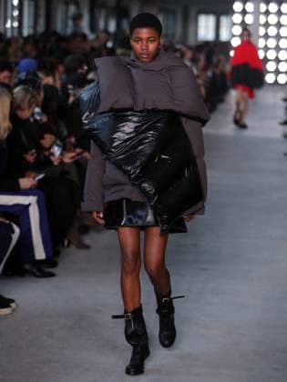 PFW - Sacai Runway Model walks the runway at the Sacai Fashion show during the Paris Fashion Week on March 10, 2025 in Paris, France. Photo by Alain-Gil Gonzalez ABACAPRESS.COM Paris France  Copyright: xGonzalezxAlain-Gil ABACAx