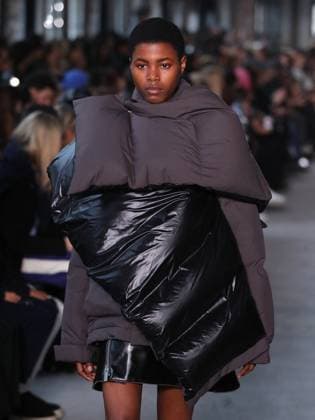 PFW - Sacai Runway Model walks the runway at the Sacai Fashion show during the Paris Fashion Week on March 10, 2025 in Paris, France. Photo by Alain-Gil Gonzalez ABACAPRESS.COM Paris France  Copyright: xGonzalezxAlain-Gil ABACAx