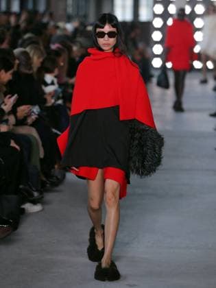 PFW - Sacai Runway Model walks the runway at the Sacai Fashion show during the Paris Fashion Week on March 10, 2025 in Paris, France. Photo by Alain-Gil Gonzalez ABACAPRESS.COM Paris France  Copyright: xGonzalezxAlain-Gil ABACAx