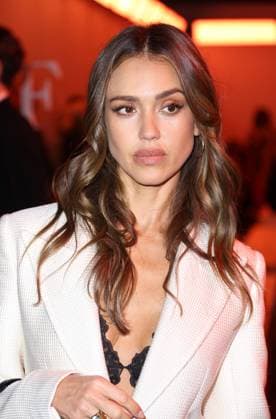 Jessica Alba au front row du défilé Gabriela Hearst Mode Collection Prêt à Porter Automne Hiver 2025 2026 lors de la Fashion Week de Paris PFW au Palais De Tokyo, à Paris, France, le 10 mars 2025 Denis Guignebourg Bestimage Celebs attend the Gabriela Hearst Womenswear Fall Winter 2025 2026 show as part of Paris Fashion Week at Palais De Tokyo on March 10, 2025 in Paris, France  Copyright: xDenisxGuignebourgx xBestimagexDenisxGuignebourgx xBestimagex