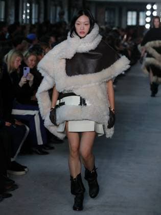 PFW - Sacai Runway Model walks the runway at the Sacai Fashion show during the Paris Fashion Week on March 10, 2025 in Paris, France. Photo by Alain-Gil Gonzalez ABACAPRESS.COM Paris France  Copyright: xGonzalezxAlain-Gil ABACAx