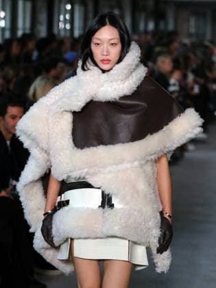 PFW - Sacai Runway Model walks the runway at the Sacai Fashion show during the Paris Fashion Week on March 10, 2025 in Paris, France. Photo by Alain-Gil Gonzalez ABACAPRESS.COM Paris France  Copyright: xGonzalezxAlain-Gil ABACAx