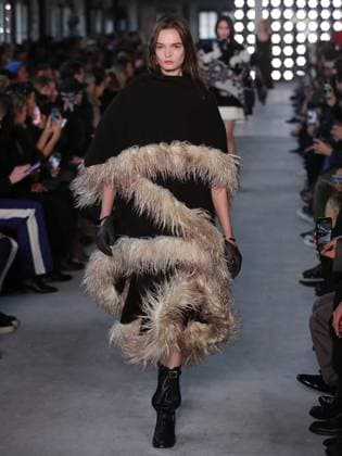 PFW - Sacai Runway Model walks the runway at the Sacai Fashion show during the Paris Fashion Week on March 10, 2025 in Paris, France. Photo by Alain-Gil Gonzalez ABACAPRESS.COM Paris France  Copyright: xGonzalezxAlain-Gil ABACAx