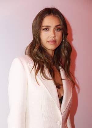 Jessica Alba au front row du défilé Gabriela Hearst Mode Collection Prêt à Porter Automne Hiver 2025 2026 lors de la Fashion Week de Paris PFW au Palais De Tokyo, à Paris, France, le 10 mars 2025 Denis Guignebourg Bestimage Celebs attend the Gabriela Hearst Womenswear Fall Winter 2025 2026 show as part of Paris Fashion Week at Palais De Tokyo on March 10, 2025 in Paris, France  Copyright: xDenisxGuignebourgx xBestimagexDenisxGuignebourgx xBestimagex
