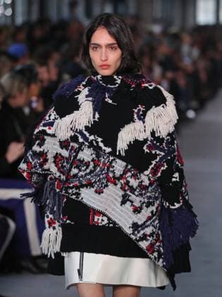 PFW - Sacai Runway Model walks the runway at the Sacai Fashion show during the Paris Fashion Week on March 10, 2025 in Paris, France. Photo by Alain-Gil Gonzalez ABACAPRESS.COM Paris France  Copyright: xGonzalezxAlain-Gil ABACAx